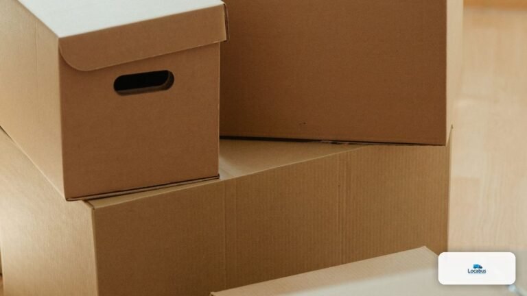 Cartons de déménagement empilés sur un parquet clair