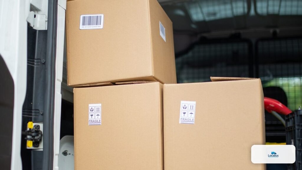 Cartons empilés et bien calés dans un fourgon de déménagement