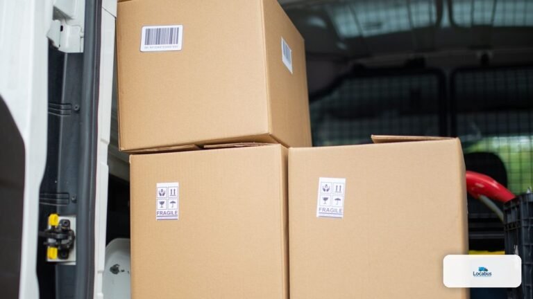 Cartons empilés et bien calés dans un fourgon de déménagement