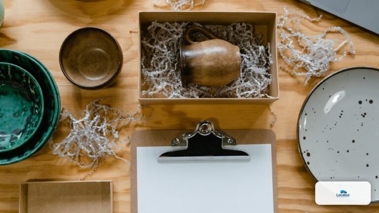 Vaisselle et papier d'emballage vus de dessus, préparation des cartons fragiles