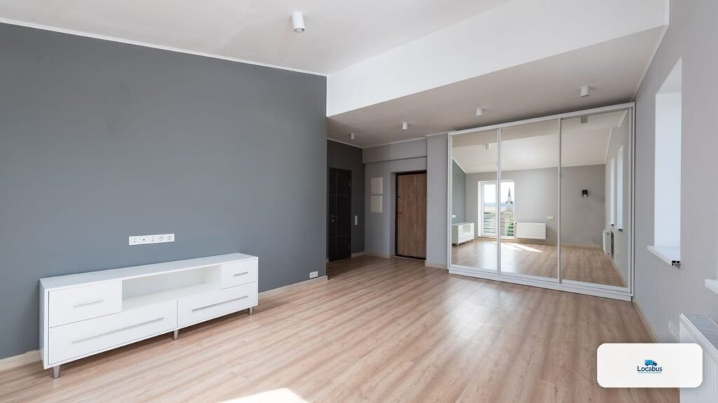 Pièce vide et lumineuse avec parquet, prête pour l'état des lieux de sortie