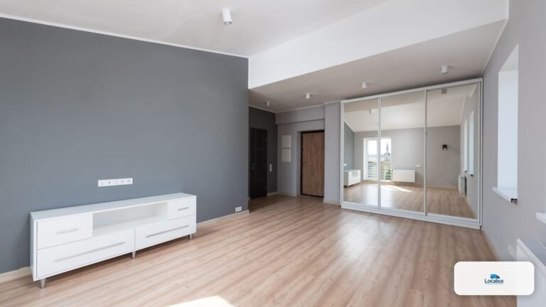 Pièce vide et lumineuse avec parquet, prête pour l'état des lieux de sortie