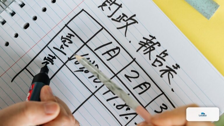Prise de notes sur un carnet, comme un état des lieux de véhicule
