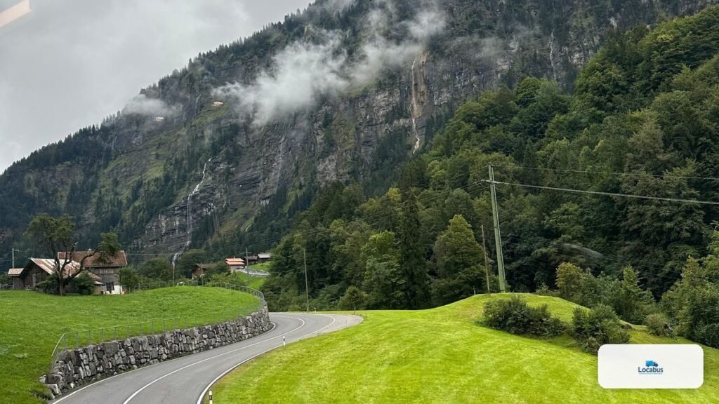 Route sinueuse dans les montagnes du Jura