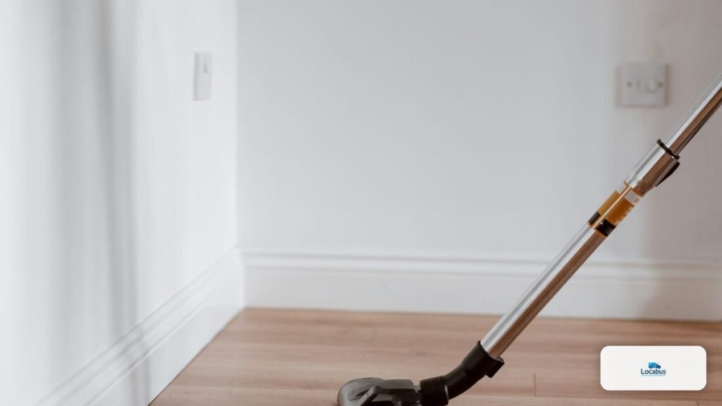 Aspirateur sur un parquet, nettoyage d'un appartement vide