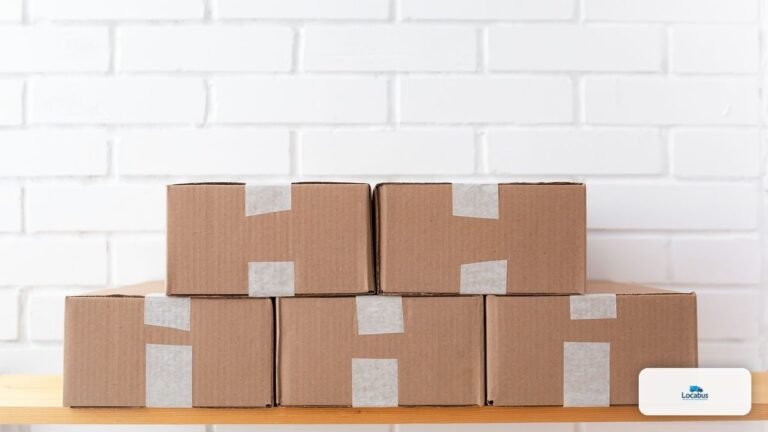 Cartons emballés et empilés, prêts pour le chargement