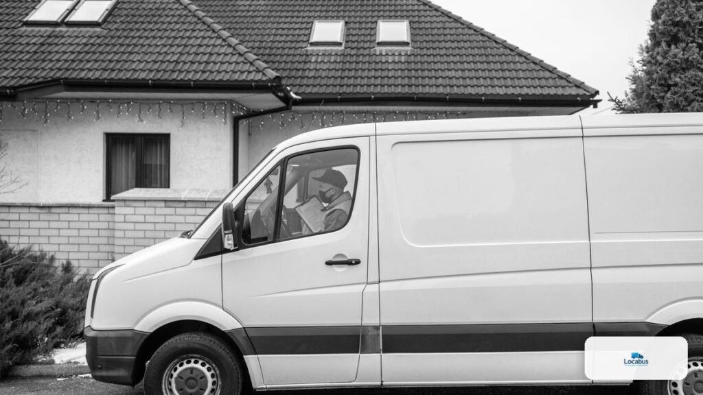 Grand fourgon blanc devant une maison, idéal pour un déménagement de 3 pièces
