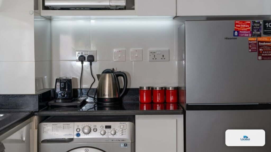 Cuisine avec réfrigérateur et lave-linge, appareils à déménager